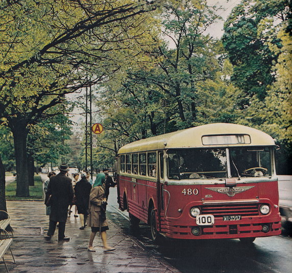 Autobus Chausson, produkcji francuskiej, na warszawskiej ulicy (lata 60., domena publiczna).