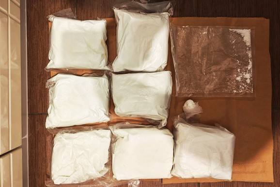 PAO DILER (46) IZ NOVOG SADA Policija u stanu pronašla 7 kilograma droge i novac