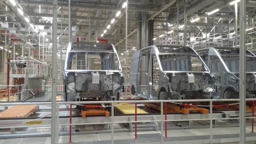 W zakładzie wykorzystano nowatorski system produkcji pojazdów. Karoserie poruszają się nie jedna za drugą, a obok siebie. Pozwala to efektywniej przygotowywać różne warianty samochodów (głównie długości i wysokości)