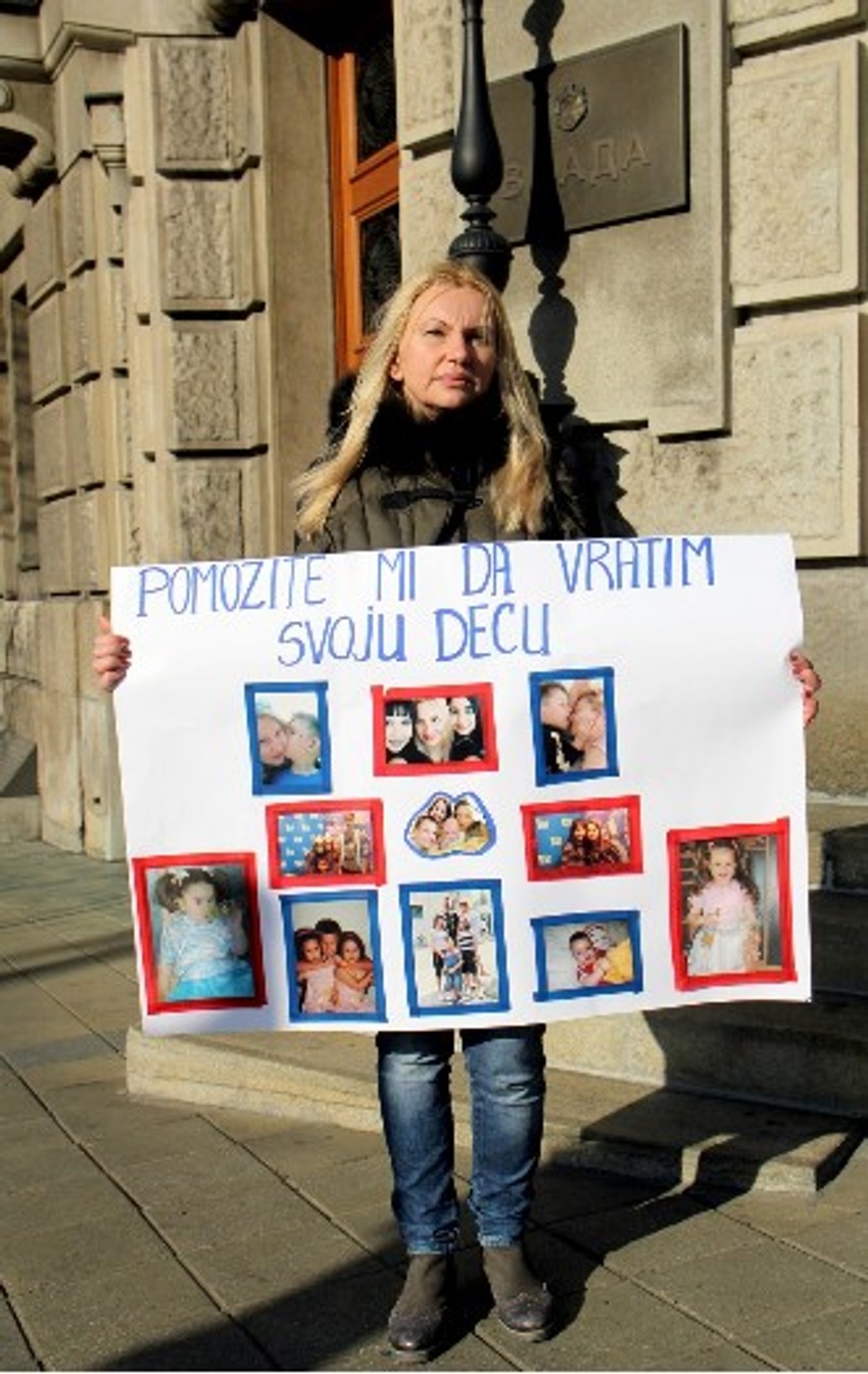 Slavica Burmazović ispred zgrade Vlade Srbije