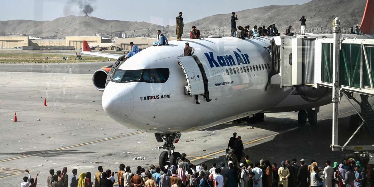 Po przejęciu władzy w Afganistanie przez talibów na lotnisku w Kabulu dochodzi do dantejskich scen. 