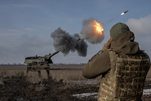 Ukraińscy żołnierze ostrzeliwują rosyjskie pozycje z niemieckich Panzerhaubitze 2000