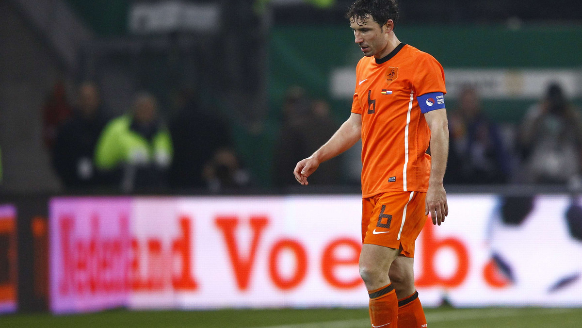 Reprezentant Holandii Mark van Bommel zapowiedział, że jeśli "Oranje" wygrają turniej Euro 2012, to on nie założy już więcej pomarańczowego trykotu. W wywiadzie dla "De Telegraaf" 35-letni piłkarz zastrzegł jednak, że jeśli Holendrzy nie zdobędą tytułu, to zamierza dalej grać w kadrze.