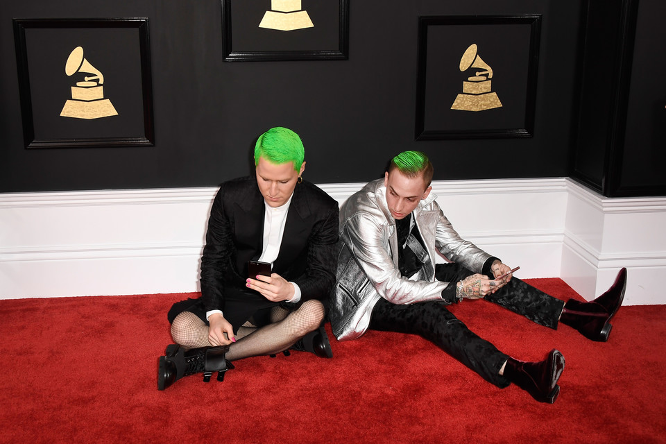 Mike Posner i Blackbear na rozdaniu Grammy 2017