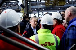 Donald Tusk odwiedził Rafako. Parlamentarzyści PiS mówią o 'politycznym wiecu'