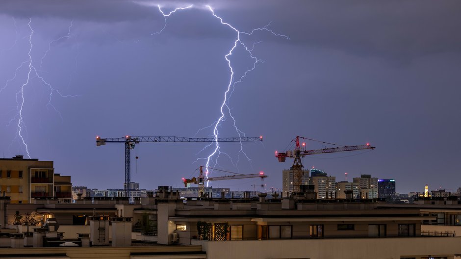 Nocna burza nad placem budowy