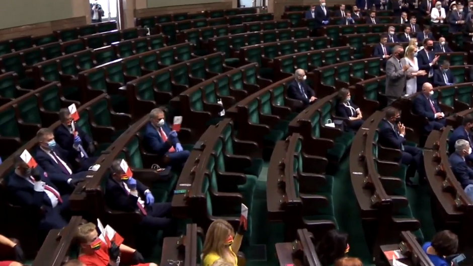 Andrzej Duda zaprzysiężony na drugą kadencję. Puste ławy opozycji 