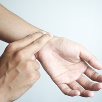 Hirtelen kiugró, illetve lassan emelkedő pulzus - az orvos szerint ezek állhatnak a hátterében
