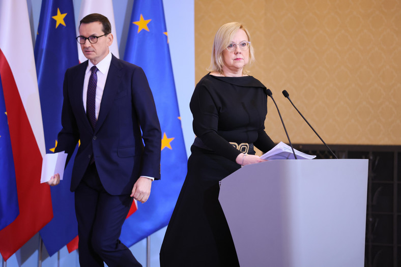 El primer ministro Mateusz Morawiecki y la ministra de Medio Ambiente, Anna Mosko.  Foto tomada en 2022