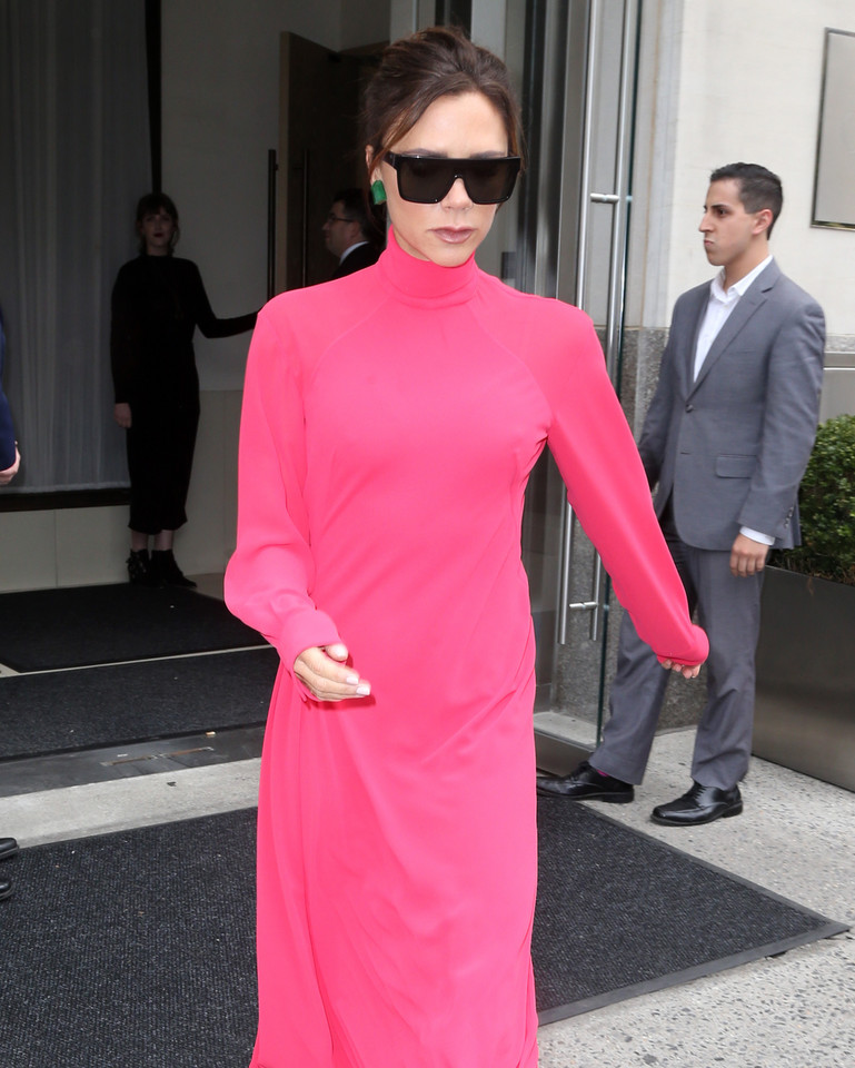 Victoria Beckham w różowej stylizacji