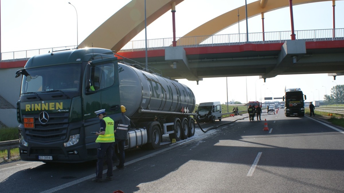 Dziś, krótko po piątej rano na autostradzie A1 pod Kutnem, w okolicach miejscowości Sójki doszło do zderzenia busa z cysterną. Z wyniku wypadku ranne zostały trzy osoby. Z cysterny zaczął wyciekać łatwopalny rozpuszczalnik. Obecnie strażacy przepompowują go do drugiej cysterny, podstawionej przez przewoźnika. Autostrada jest całkowicie zamknięta, w obu kierunkach. Na miejscu wypadku pracują obecnie strażacy.