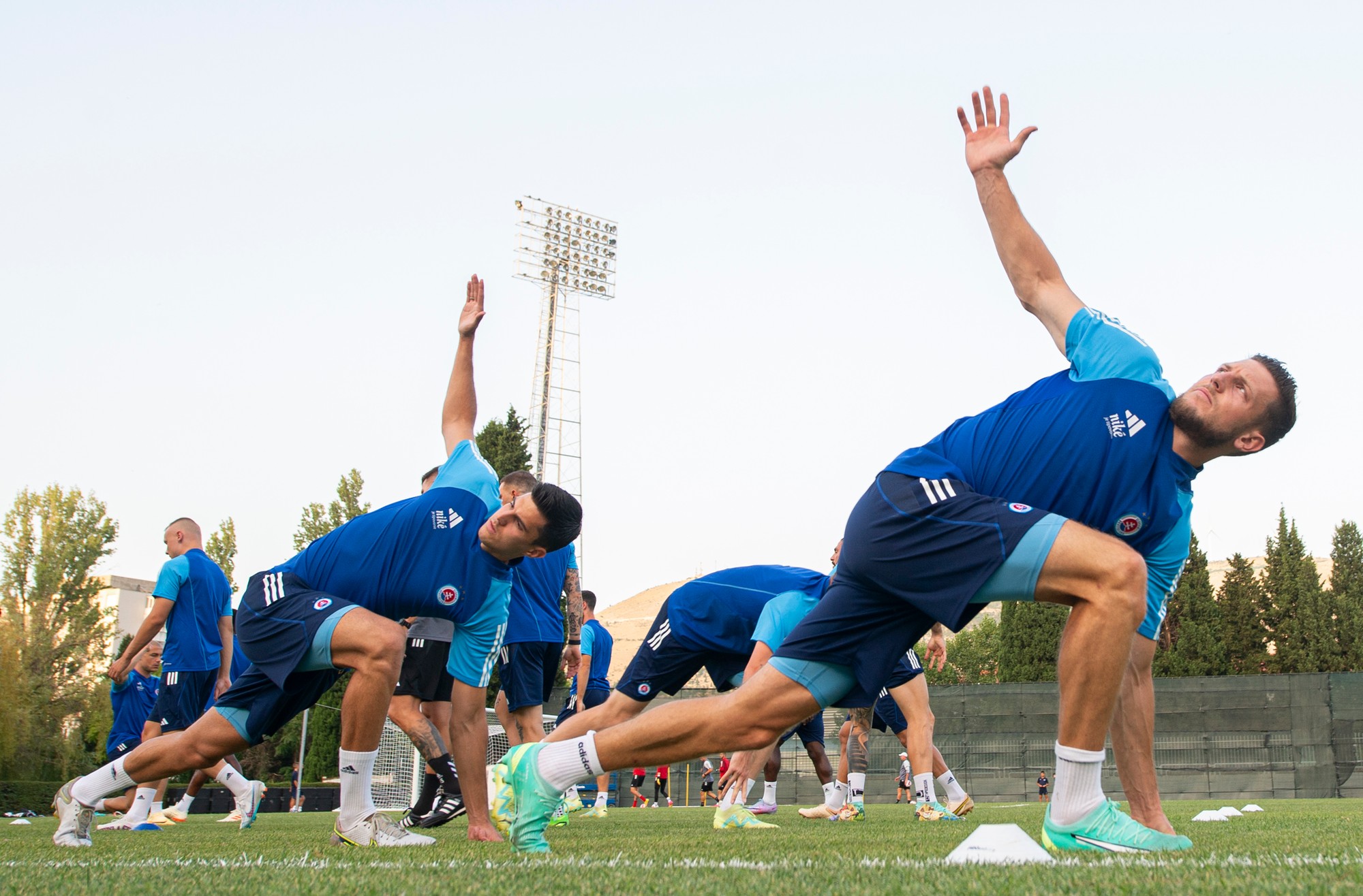Futbalisti ŠK Slovan Bratislava Kevin Wimmer (vpravo) a Marko Tolič počas tréningu.