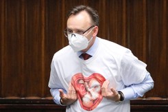 Burza po słowach Rzecznika Praw Dziecka. Nazwał szczepienia dzieci 'eksperymentem'