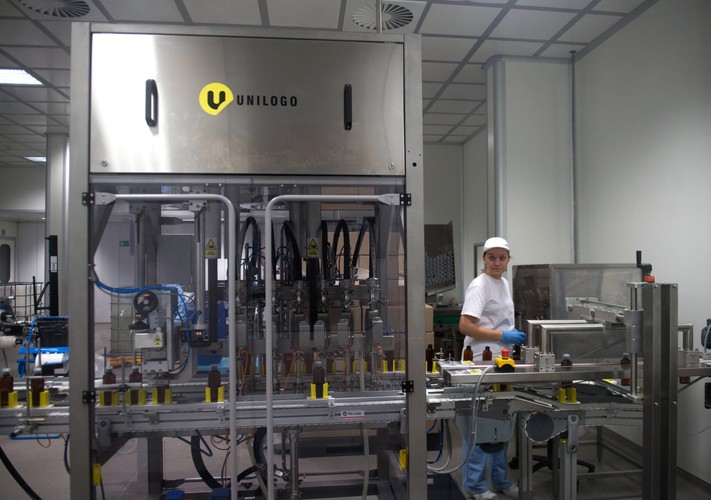 Zakończona inwestycja polegała na uruchomieniu nowych linii produkcyjnych, pakujących, magazynu wysokiego składowania oraz laboratorium fizyczno-chemicznego, umożliwiającego na miejscu uzyskać potwierdzenie wysokich standardów wyrobów. <br><br>fot. (gm/cat) PAP/Grzegorz Michałowski