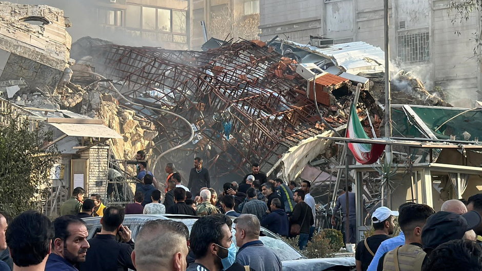 Gruzy irańskiego konsulatu po izraelskim ataku w stolicy Syrii, Damaszku, 1 kwietnia 2024 r.