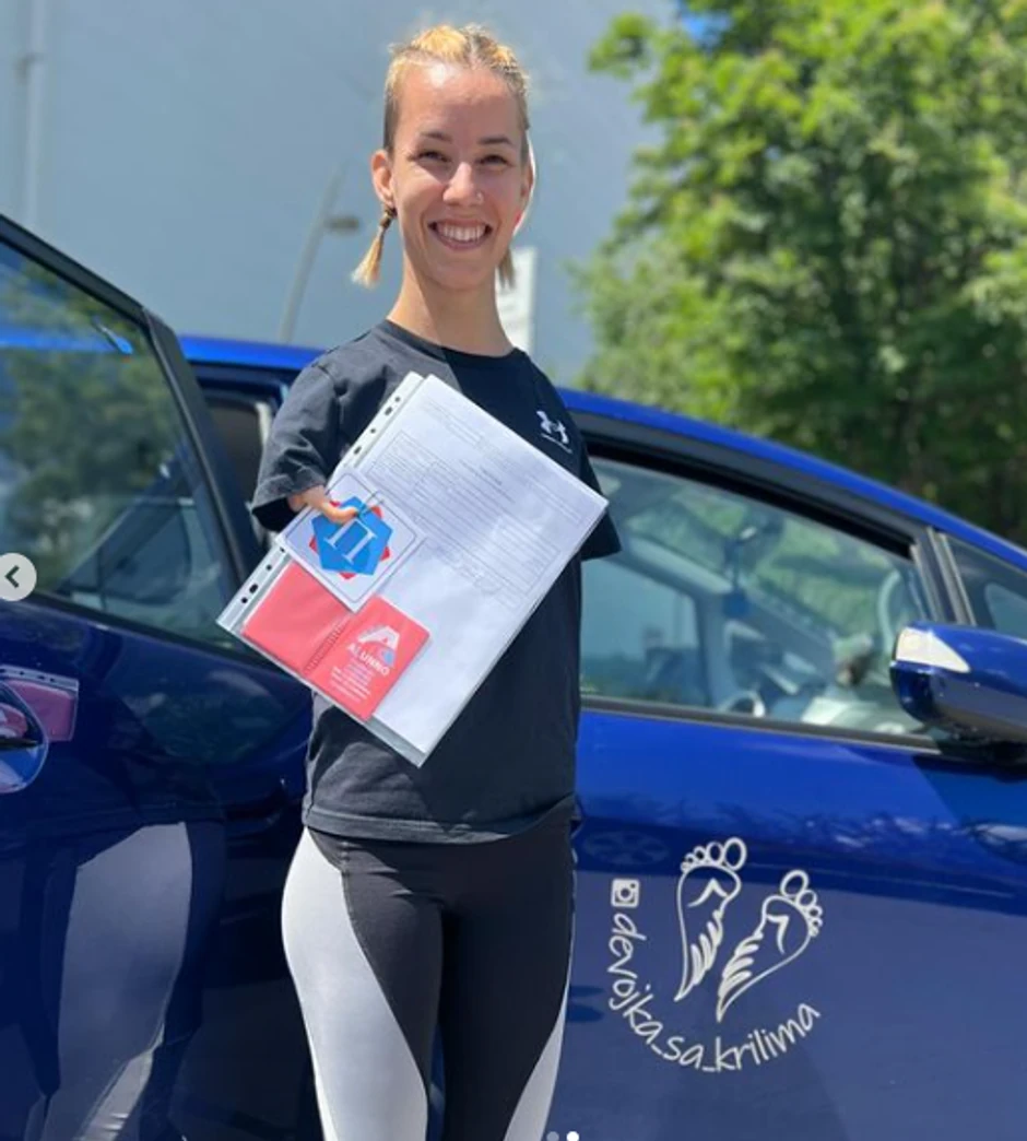 Devojka sa krilima položila vozački