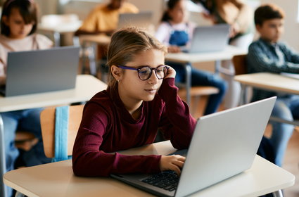 Laptopy dla czwartoklasistów. Na rodziców czeka restrykcyjna umowa do podpisania