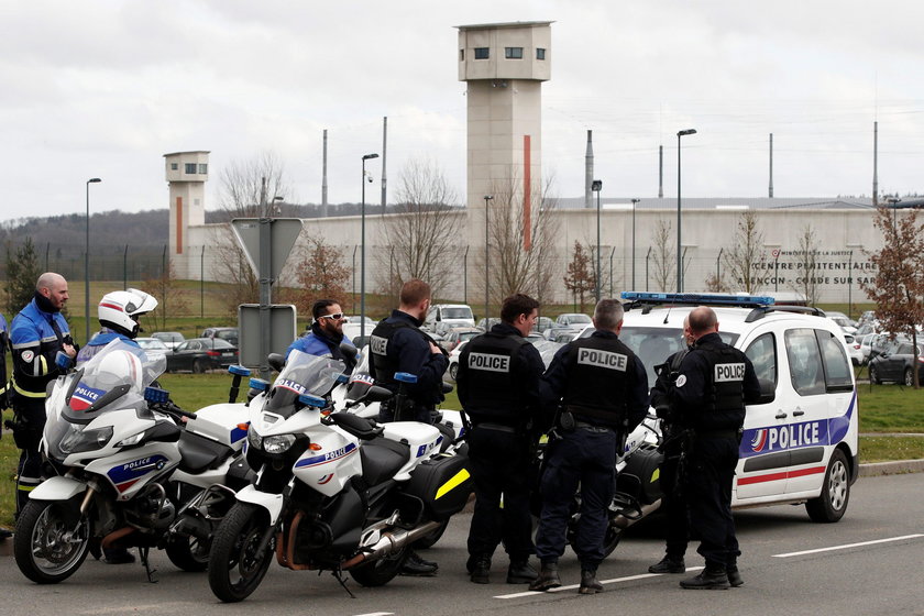 Francja. Napastnik atakował nożem strażników w więzieniu