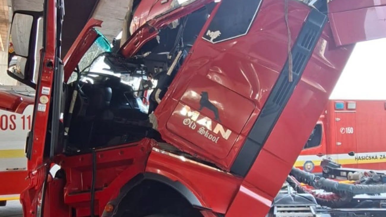 Hasiči zasahovali v pri nehode kamióna,ktorý narazil do mostnej konštrukcie. 