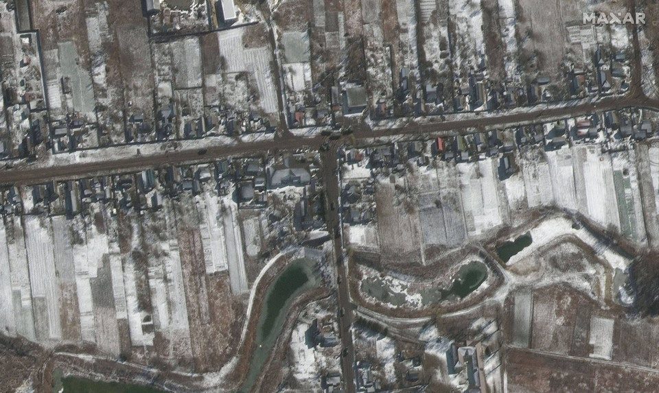Zdjęcie satelitarne udostępnione przez Maxar Technologies pokazuje sprzęt i oddziały rozmieszczone w Ozerze, Ukraina, 10 marca 2022 r. 