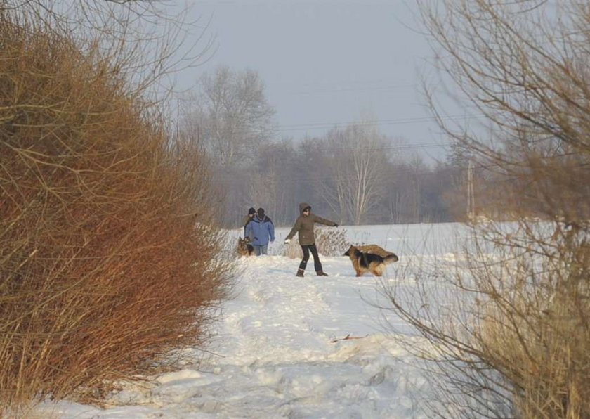 Kwaśniewscy. Cztery osoby wyprowadzają ich psy