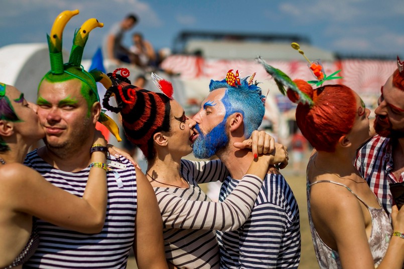 Sziget na stałe gości we wszelkich zestawieniach najlepszych imprez muzycznych (wygrał m.in. Festival Awards Europe). Na oddaloną od centrum Budapesztu o 15 minut podróży kolejką wyspę wolności każdego roku ściąga około 400 tysięcy miłośników muzyki i dobrej zabawy. A publika na Sziget Festiwal jest międzynarodowa (80 procent nabywców karnetów tygodniowych pochodzi spoza Węgier). Gwiazdami tegorocznego festiwalu byli: Florence and The Machine, Alt-J, Ellie Goulding, Kings of Leon, Major Lazer, Gogol Bordello, Interpol, Kasabian, The Horrors, Selah Sue, Paloma Faithm Jose Gonzalez oraz Robbie Williams. Ale obok światowej czołówki wystąpił też młody polski duet The Dumplings. Zobaczcie, jak się bawili uczestnicy 23. edycji węgierskiego festiwalu. Takie rzeczy, to tylko na Sziget?