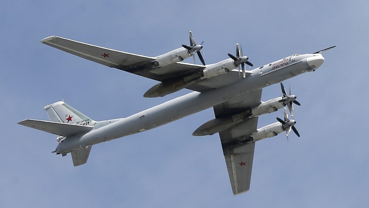 "Rosyjski bombowiec strategiczny Tu-95MS rozbił się we wtorek w niezamieszkanym terenie w Kraju Chabarowskim na Dalekim Wschodzie Rosji; dwie osoby z siedmioosobowej załogi nie żyją" - poinformowało Ministerstwo Obrony Rosji.