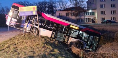 Autobus zjechał ze skarpy. Jedna osoba w szpitalu