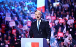 Wszystko na opak, czyli alfabet deformy. Oto jak polityka partyjnych królów jest sztuką manipulacji