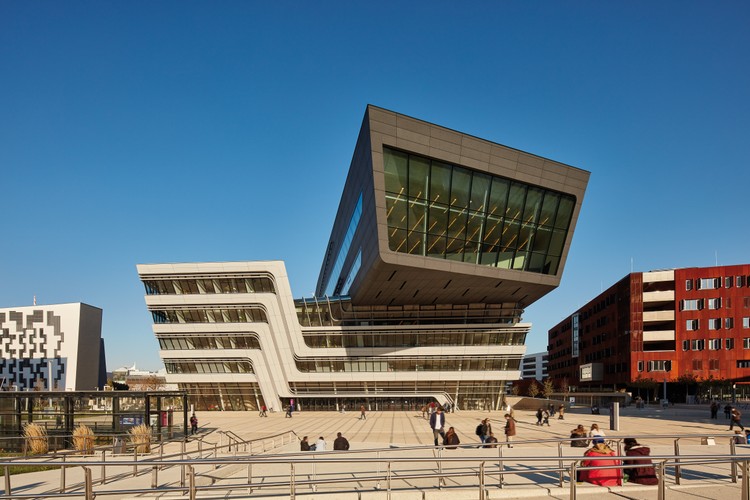 <br></br>
Najedzeni możemy zwiedzać, ale też raczej miejsca nieoczywiste. W „zielonych płucach” Wiednia – Praterze, otwarto w roku 2013 Kampus Uniwersytetu Wiedeńskiego, największego uniwersytetu ekonomicznego w Europie. Wokół placu centralnego znajdują się spektakularne budynki autorstwa międzynarodowej grupy architektów z Wielkiej Brytanii, Japonii, Hiszpanii i Austrii, która prowadziła niekiedy bardzo zacięte dyskusje na temat współczesnej architektury (Hitoshi Abe, BUSarchitektur, Peter Cook, Zaha Hadid, NO MAD Arquitectos, Carme Pinós). Spacerując po Kampusie w stronę Prateru odkryć można architekturę zgoła inną od tej panującej na najsławniejszym i najstarszym parku rozrywki na świecie. 
<br></br>
<a  href=