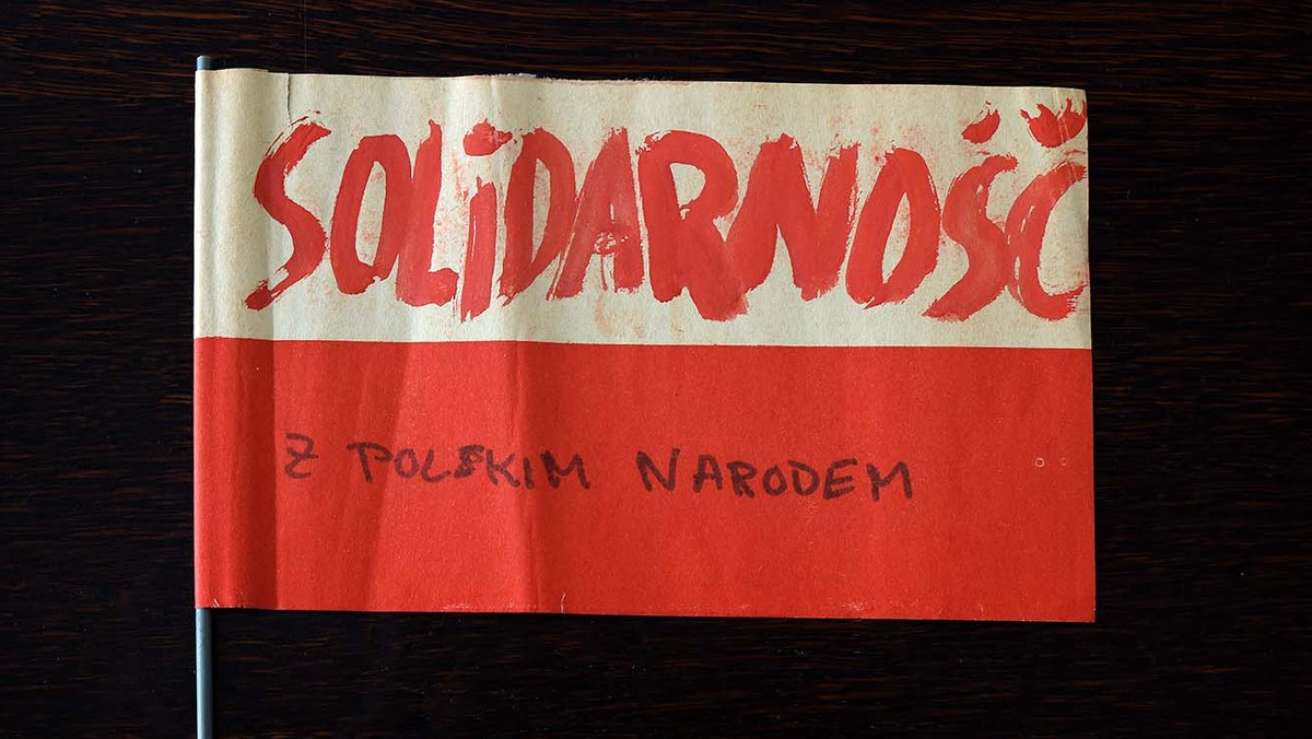 Flaga „Solidarność z polskim narodem“. Roland Jahn przymocował ją do swojego roweru