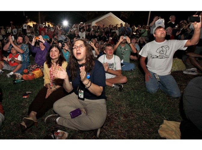Pracownicy NASA emocjonalnie reagowali na lądowanie promu