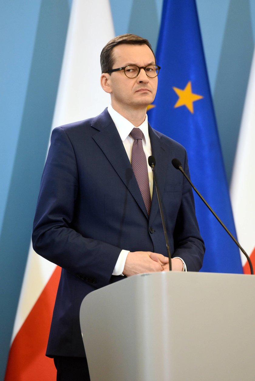 Morawiecki cenzurował znaną piosenkarkę? Tak twierdzi autor książki „Delfin”