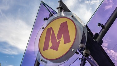 zaskakujący widok w warszawskim metrze. woda zalewa nowe stacje