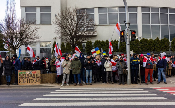 Emigranci z Białorusi na proteście pod Ambasadą Białorusi w Warszawie 2022 r.