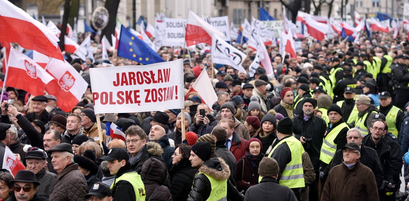 Marsz KOD i protest narodowców w Warszawie!
