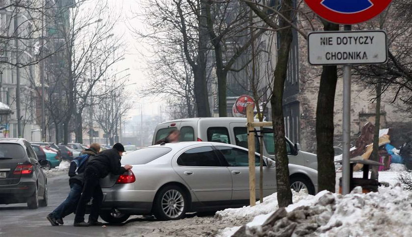 Dyrektor ZDM każe odśnieżać tylko najdroższe parkingi