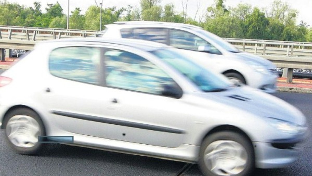 Na jezdni łączącej most Pionierów z ulicą Gdańska podskakują samochody na nierównej nawierzchni. Jest gorzej niż przed remontem – narzekają kierowcy.