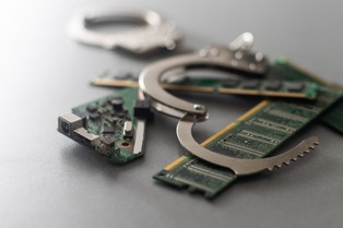 Wielka Brytania potraktuje imigrantów jak więźniów? Rząd rozważa zakładanie im elektronicznych bransoletek