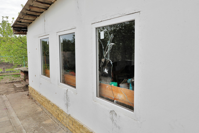 Okna uszkodzone w domu we wsi Solokhi w obwodzie biełgorodzkim w wyniku ostrzału ze strony ukraińskiej