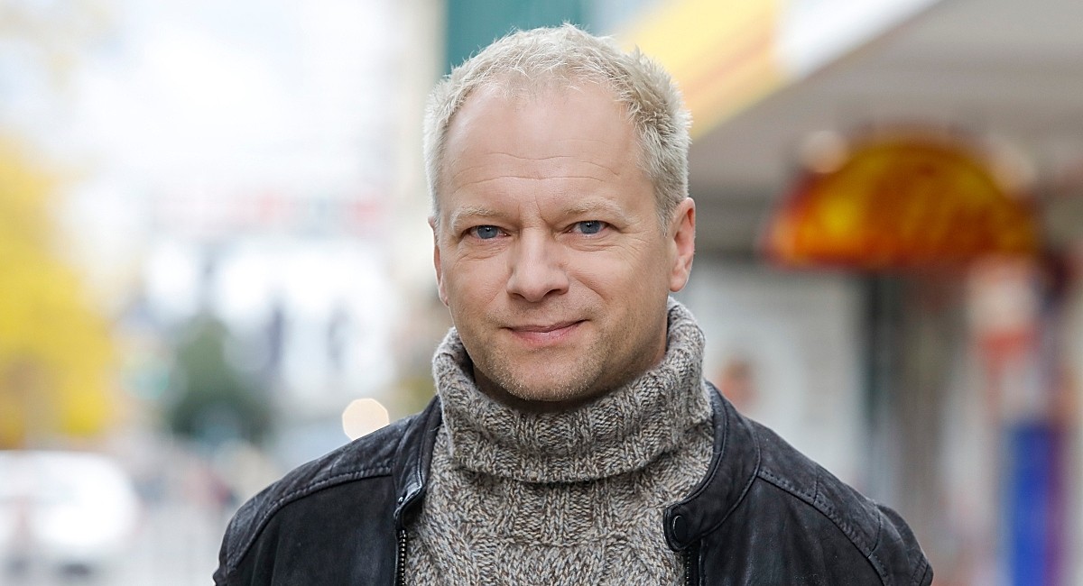 Maciej Stuhr w nowym programie pt. "Autentyczni" asystuje osobom ze spektrum autyzmu w przeprowadzaniu wywiadów ze znanymi osobami.