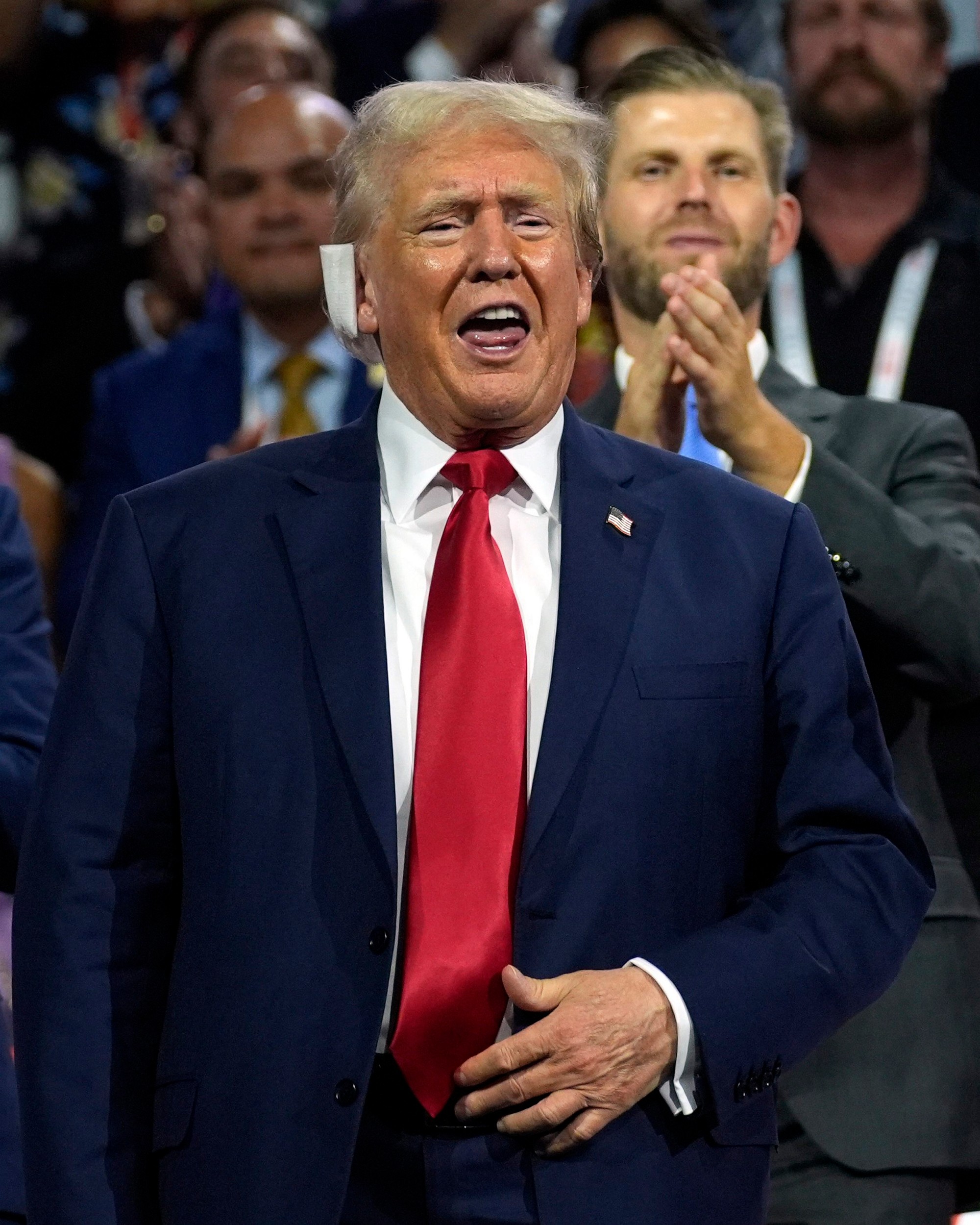 Donald Trump na prvom verejnom vystúpení po atentáte s obviazaným uchom.
