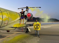 Lotnisko na Ibizie musiało wstrzymać ruch. Aktywiści przykleili się do samolotu