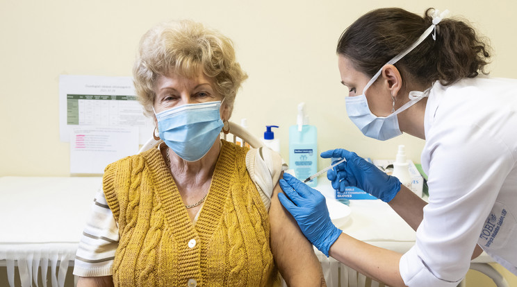 Juhász Tünde tüdőgyógyász szakorvos beolt egy nőt a német-amerikai fejlesztésű Pfizer-BioNTech koronavírus elleni oltóanyag, a Comirnaty-vakcina harmadik, emlékeztető adagjával a Jósa András Oktatókórházban kialakított oltóponton Nyíregyházán 2021. október 8-án / Fotó: MTI/Balázs Attila