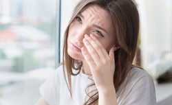 MADE - tego przykrego zjawiska mogą doświadczać oczy przez noszenie maseczki