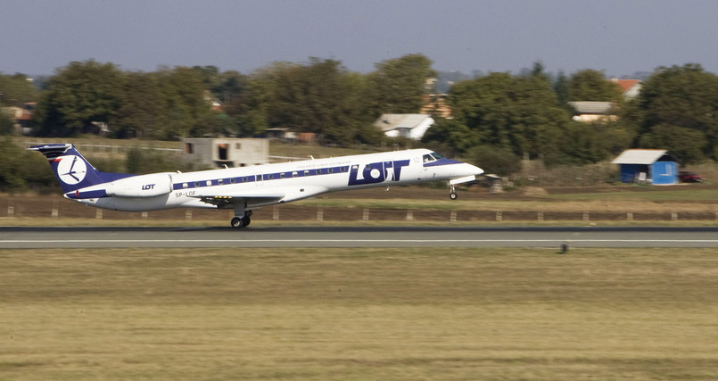 Eksperci wyceniają ostrożnie PLL LOT na ok. 2 mld zł.