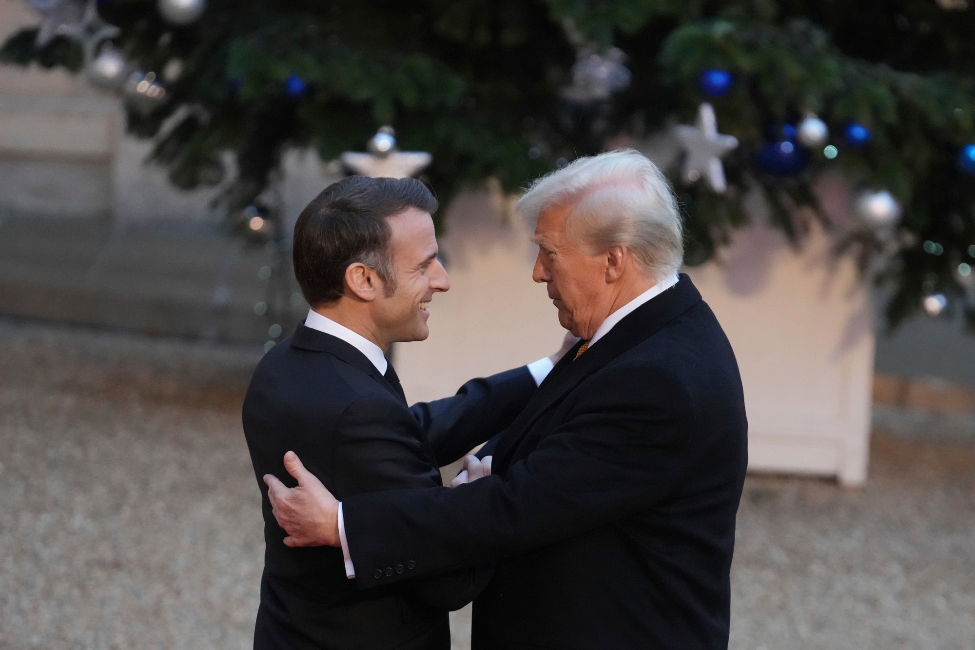 Francúzsky prezident Emmanuel Macron a Donald Trump.