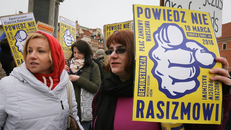 Manifestacja miała też związek z przypadającym 21 marca Międzynarodowym Dniem Walki z Dyskryminacją Rasową. Kilkuset uczestników marszu niosło transparenty z hasłami: "Wielka Polska kolorowa", "Stop rasizmowi i islamofobii", "Kto nie potępia, ten przyzwala". Skandowano m.in.: "Rasizm żegnamy, uchodźców zapraszamy", "Precz z rasizmem", "Jedna rasa, ludzka rasa", "Imigracja nie jest zbrodnią".