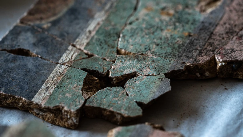 Mali fragment freske sastoji se od mnogo delića | Foto: Tony Jolliffe/BBC News