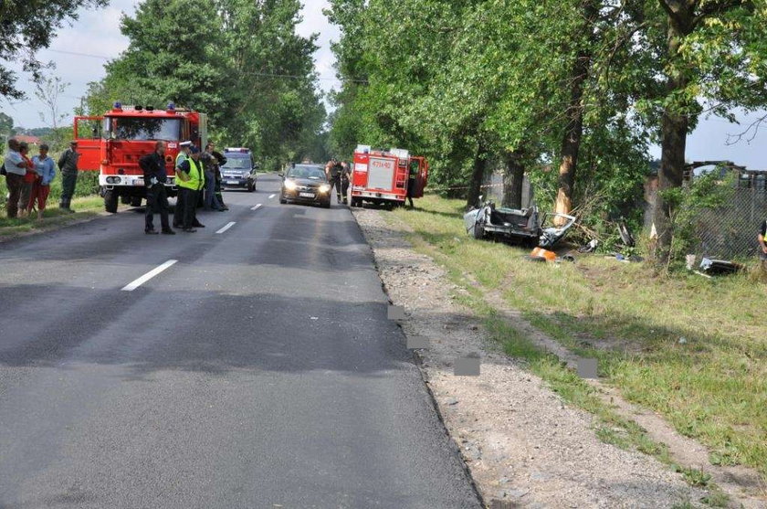 Renault straciło dach. Pasażer nie żyje. Foty